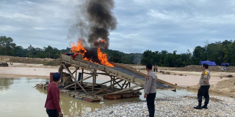 Polsek Singingi Laksanakan Penertiban PETI Di Kelurahan Muara Lembu