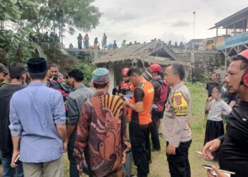 Terjatuh Dari Jembatan Gantung, Mayat Anak Laki-Laki Ditemukan Di Sungai Kali Alas