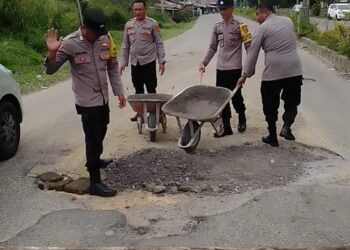 Cegah Laka Lantas Polisi Di Aceh Tengah Tambal Jalan Rusak Berlubang