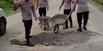 Cegah Laka Lantas Polisi Di Aceh Tengah Tambal Jalan Rusak Berlubang