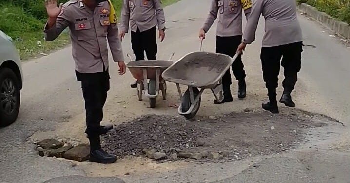 Cegah Laka Lantas Polisi Di Aceh Tengah Tambal Jalan Rusak Berlubang