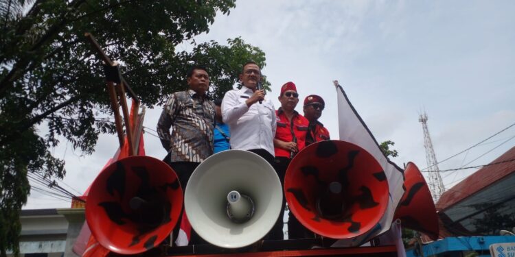 Ratusan Pekerja Dan Buruh Demo Di Kantor Gubernur Sumsel