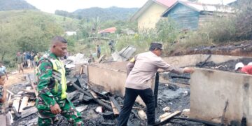 Polsek Linge Dan Koramil 05 isaq Terjun Ke Lokasi Kebakaran Rumah Di Gemboyah