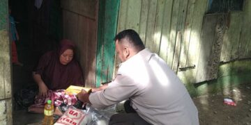 Bripka Wawan Asroy Harahap, Bhabinkamtibmas Berbagi Kebahagiaan Dalam “Jumat Berkah”