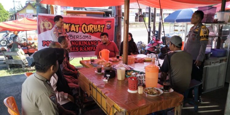 “Jumat Curhat” Desa Kuok, Polsek Bangkinang Barat Dengarkan Keluhan Warga Dan Keamanan Bersama