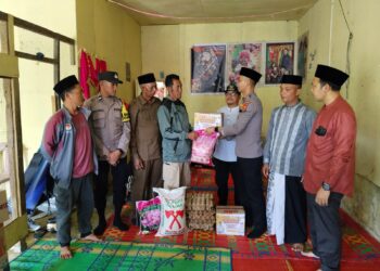 Kapolsek Bersama Camat Linge serta Mukim Isaq Salurkan Bansos Korban Kebakaran Di Gemboyah