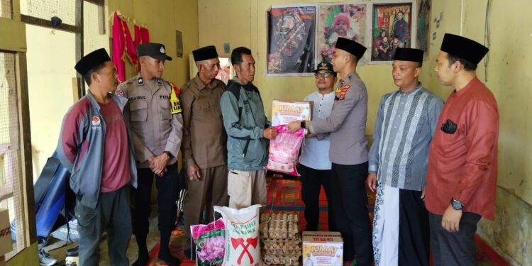 Kapolsek Bersama Camat Linge serta Mukim Isaq Salurkan Bansos Korban Kebakaran Di Gemboyah