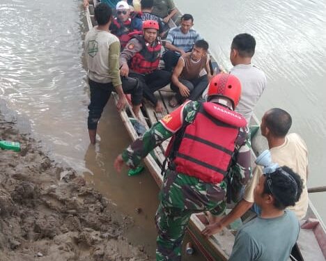 Polsek Babul Makmur Lakukan Pencarian Korban Robin Terbalik Di Sungai Kali Alas 