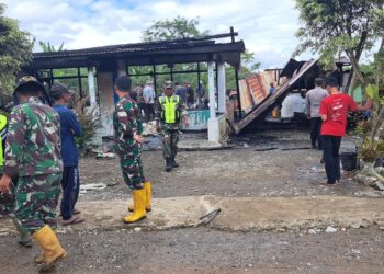 Polisi Bersama TNI Dan Warga Berjibaku Bantu Damkar Padamkan Kebakaran Rumah Di Paya Tungel