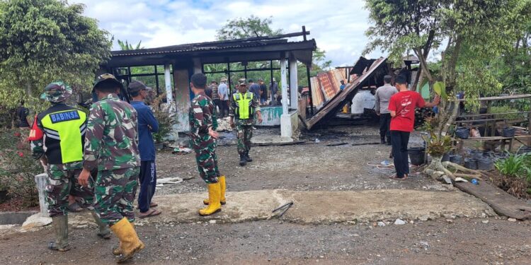 Polisi Bersama TNI Dan Warga Berjibaku Bantu Damkar Padamkan Kebakaran Rumah Di Paya Tungel
