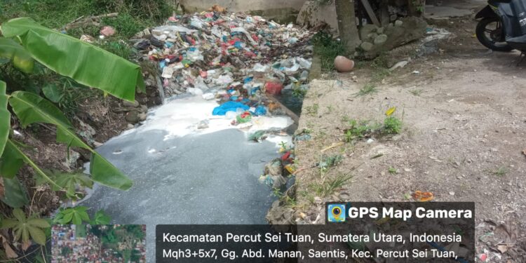 Diduga UD. SU ANDA Membuang Limbah B3 Di Aliran Irigasi Secara Terbuka