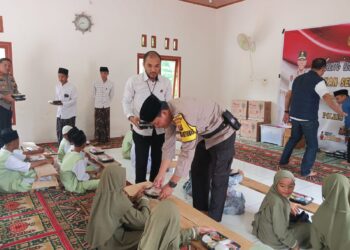 Sebanyak 70 Santri Ponpes Raudhatul Jannah Menerima Makanan Sehat Bergizi Dari Polres Banyuasin