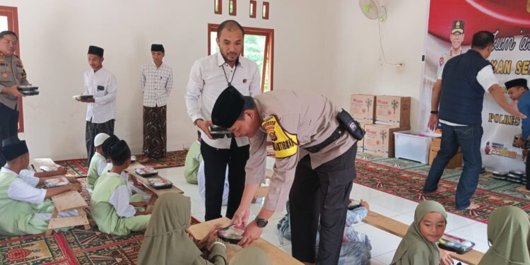 Sebanyak 70 Santri Ponpes Raudhatul Jannah Menerima Makanan Sehat Bergizi Dari Polres Banyuasin