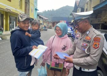 Minimalisir Laka Jelang Nataru, Satlantas Polres Aceh Tengah Sosialisasi Kepada  Pengendara Dan Bagi Stiker