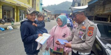 Minimalisir Laka Jelang Nataru, Satlantas Polres Aceh Tengah Sosialisasi Kepada  Pengendara Dan Bagi Stiker