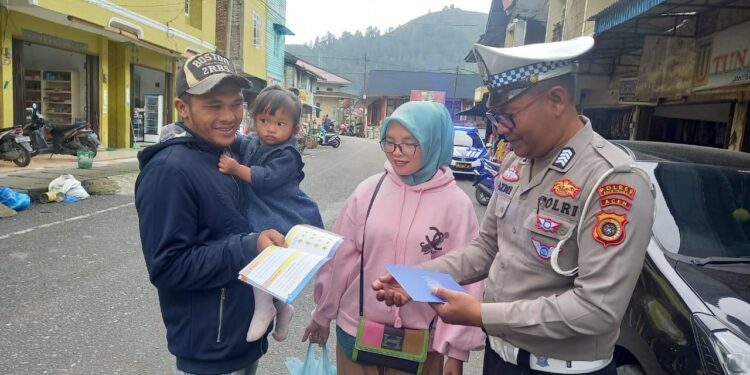 Minimalisir Laka Jelang Nataru, Satlantas Polres Aceh Tengah Sosialisasi Kepada  Pengendara Dan Bagi Stiker