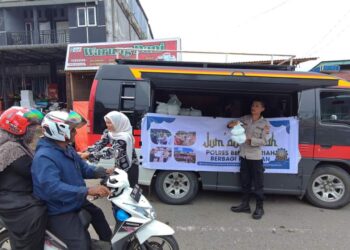 Jumat Berkah, Polres Bener Meriah Bagikan Nasi Kotak Kepada Masyarakat