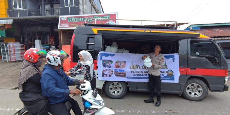 Jumat Berkah, Polres Bener Meriah Bagikan Nasi Kotak Kepada Masyarakat