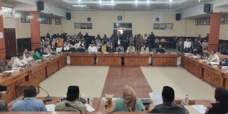 Tolak Paruh Waktu, Puluhan Tenaga Honorer Audensi Dengan DPRK Aceh Tengah