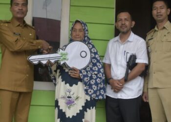 Pj Walikota Langsa Menyerahkan Kunci Rumah Bantuan Kepada Masyarakat