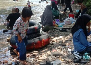 Hari Libur, Pedagang Mengais Keberuntungan Di Pemandian Nantampuk Emas/Penuntungan 