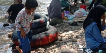 Hari Libur, Pedagang Mengais Keberuntungan Di Pemandian Nantampuk Emas/Penuntungan 