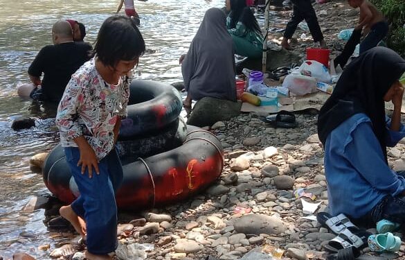 Hari Libur, Pedagang Mengais Keberuntungan Di Pemandian Nantampuk Emas/Penuntungan 