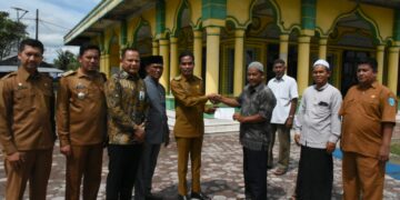 Pemko Langsa Serahkan Bantuan 100 Sak Semen ke Lima Masjid