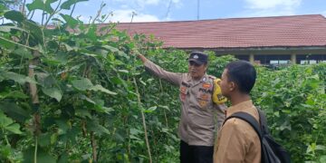 Dukung Asta Cita, Personil Polsek Pengecekan Pekarangan Bergizi Di SMKN 1 Singingi Hilir