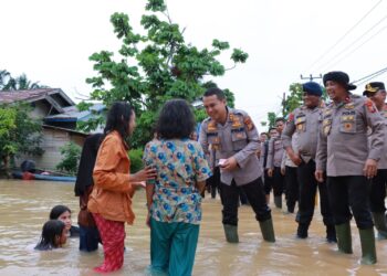 Wakapolda Riau Tinjau Banjir di Gunung Sahilan, Salurkan Bantuan Sembako Dan Layanan Kesehatan