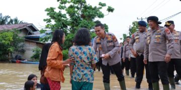 Wakapolda Riau Tinjau Banjir di Gunung Sahilan, Salurkan Bantuan Sembako Dan Layanan Kesehatan
