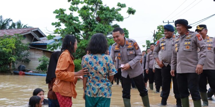 Wakapolda Riau Tinjau Banjir di Gunung Sahilan, Salurkan Bantuan Sembako Dan Layanan Kesehatan