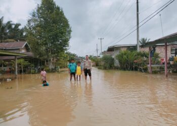 Banjir Mulai Naik di Desa Sahilan Darussalam, Bhabinkamtibmas Himbau Warga Waspada