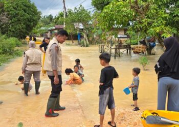Tim Trauma Healing Polda Riau Berikan Dukungan Psikologi Untuk Anak-anak Korban Banjir Di Gunung Sahilan
