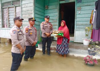Polsek Kampar Kiri Hilir Salurkan Bantuan Sembako Untuk Warga Terdampak Banjir Di Desa Mentulik