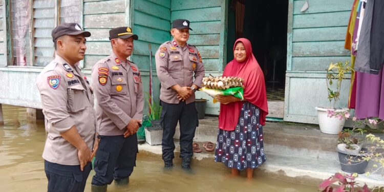 Polsek Kampar Kiri Hilir Salurkan Bantuan Sembako Untuk Warga Terdampak Banjir Di Desa Mentulik