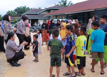 Srikandi Polres Kampar Beraksi, Berikan Sentuhan Harapan Di Tengah Banjir Gunung Sahilan