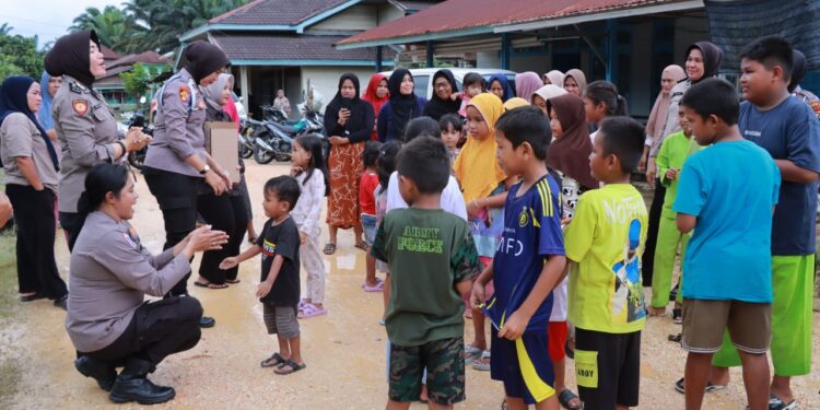 Srikandi Polres Kampar Beraksi, Berikan Sentuhan Harapan Di Tengah Banjir Gunung Sahilan
