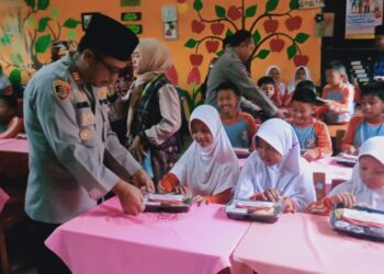 SDN 19 Makarti Jaya Menerima MSB Dari Polres Banyuasin Dan Polsek Makarti Jaya