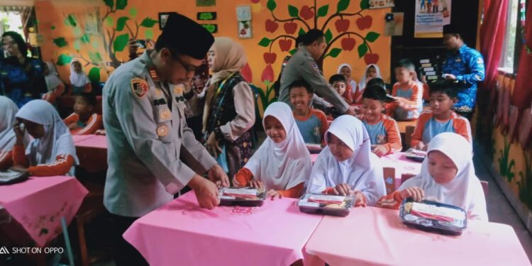 SDN 19 Makarti Jaya Menerima MSB Dari Polres Banyuasin Dan Polsek Makarti Jaya