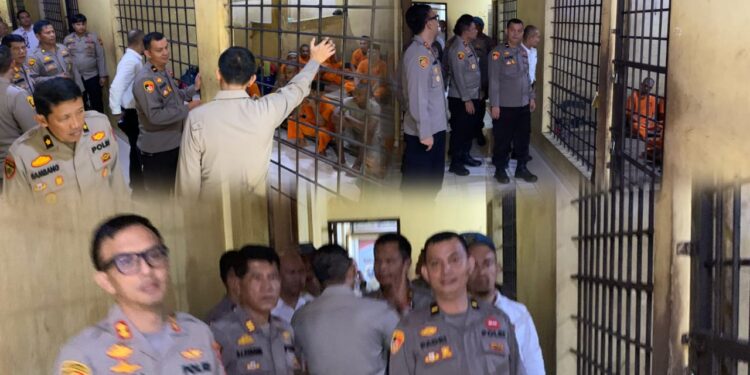 Cek Ruangan, Kapolres Kuansing Pastikan Keamanan Kondisi Para Tahanan Sehat Dan Lengkap