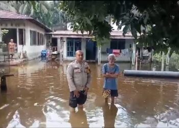 Hadir di Tengah Warga Teratak Buluh Terdampak Banjir, Polisi Himbau Waspada Dan Jaga Kerukunan