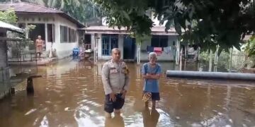 Hadir di Tengah Warga Teratak Buluh Terdampak Banjir, Polisi Himbau Waspada Dan Jaga Kerukunan