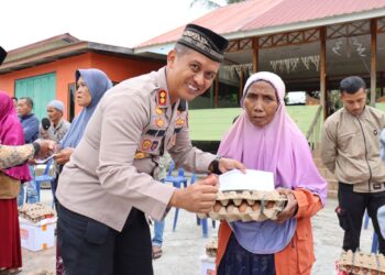 Jumat Barokah, Kapolres Dody Indra Eka Putra Salurkan 20 Paket Sembako Ke Warga Di Ketol