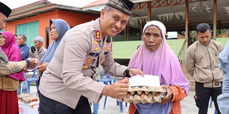 Jumat Barokah, Kapolres Dody Indra Eka Putra Salurkan 20 Paket Sembako Ke Warga Di Ketol