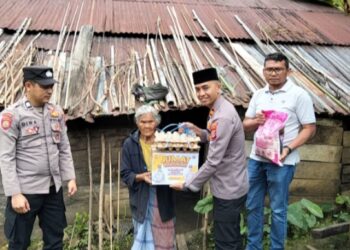Kapolsek Linge Salurkan Bantuan Sosial untuk Lansia di Kute Robel