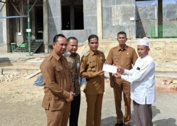 Pj Walikota Serahkan Bantuan 100 Sak Semen ke Masjid Nur Hidayah Gampong Alue Dua Bakaran Batee