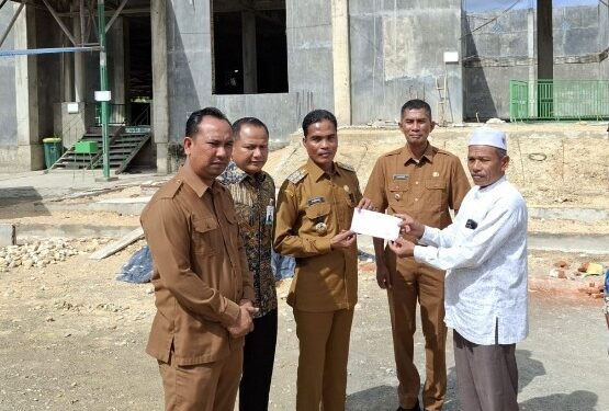 Pj Walikota Serahkan Bantuan 100 Sak Semen ke Masjid Nur Hidayah Gampong Alue Dua Bakaran Batee