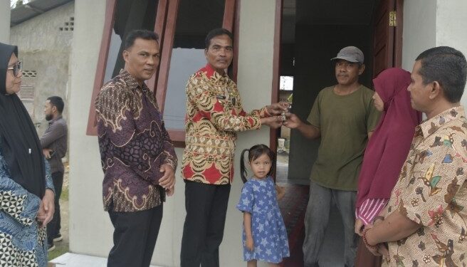 Pj Walikota Langsa Serahkan Bantuan Rumah Sehat