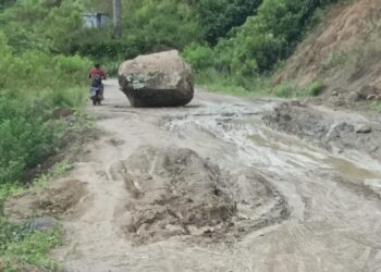 Diduga PUPR Aceh Zalim terhadap Pengendara Atim – Blangkejeren, Batu Bertengger Ditengah Jalan